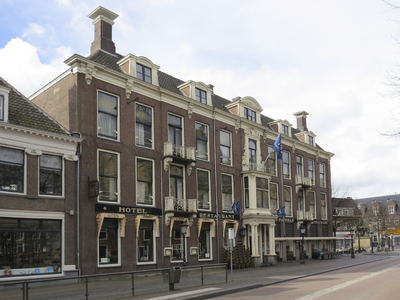 907240 Gezicht op de voorgevel van het voormalige hotel-restaurant 'Des Pays Bas' (Janskerkhof 10) te Utrecht. Met op ...